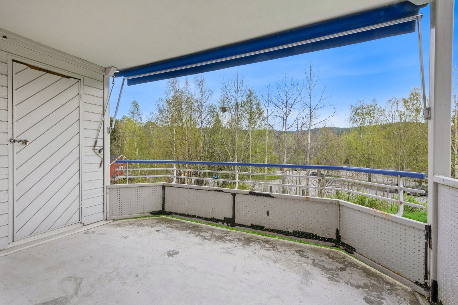 Stor balkong på 9 kvm med god plass til utemøbler, plater mm. Galleribilde