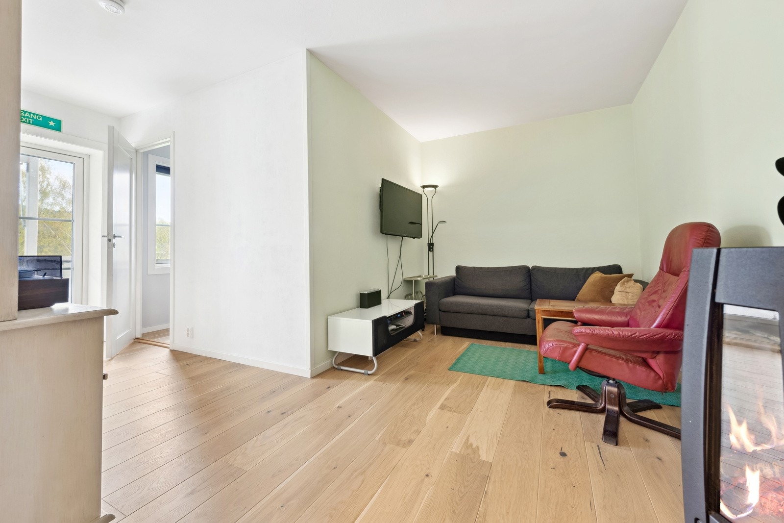 Koselig stue med peisovn som varmer godt vinterstid. Galleribilde