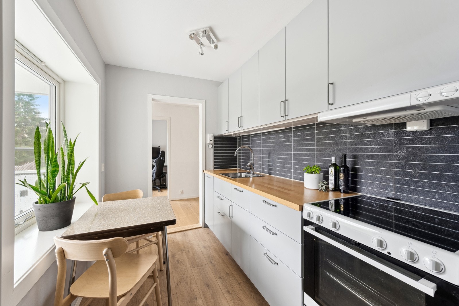 Pent kjøkken fra 2020 med innredning fra IKEA. Galleribilde