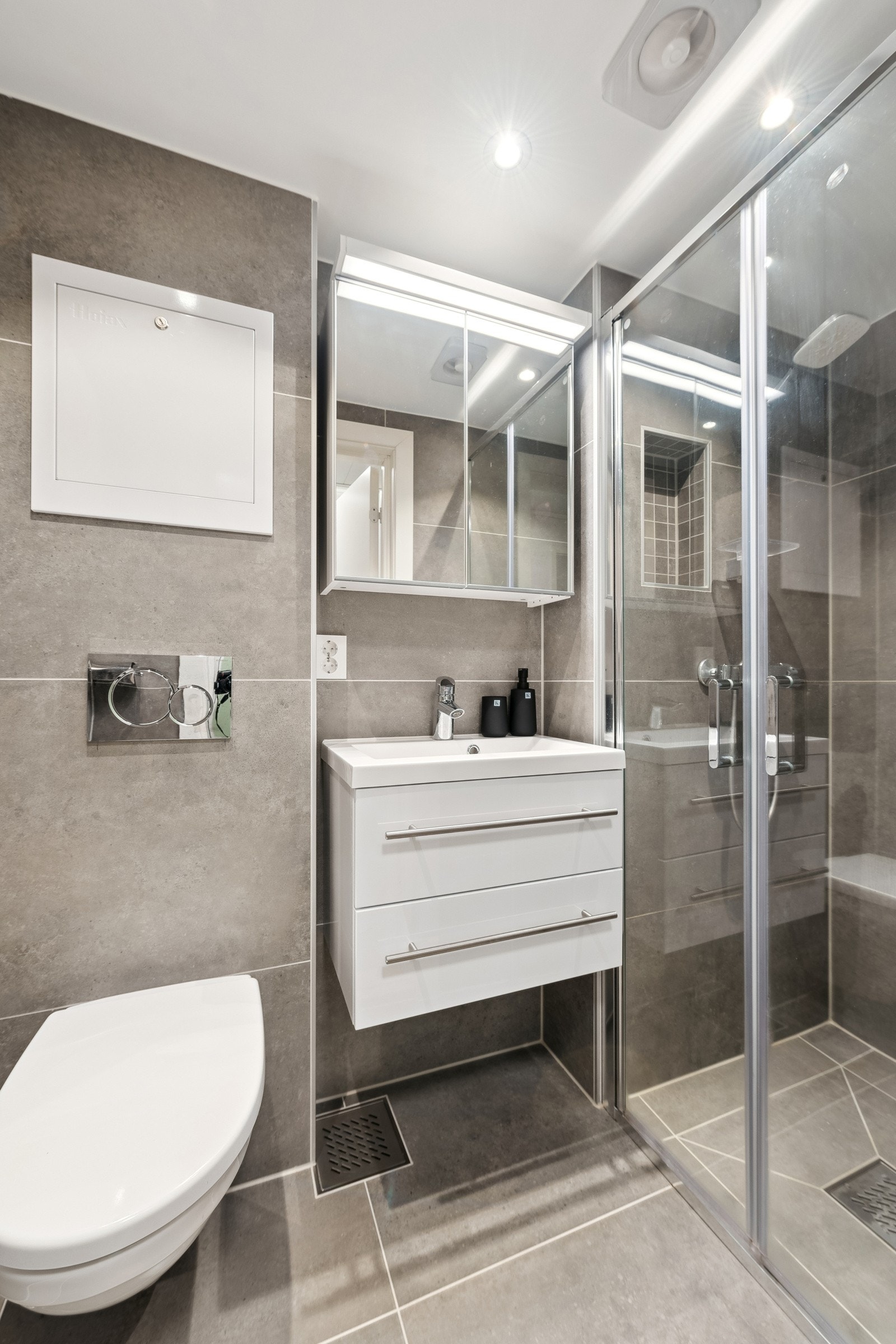 Lekkert bad fra 2022 som er pusset opp av fagolk. Galleribilde