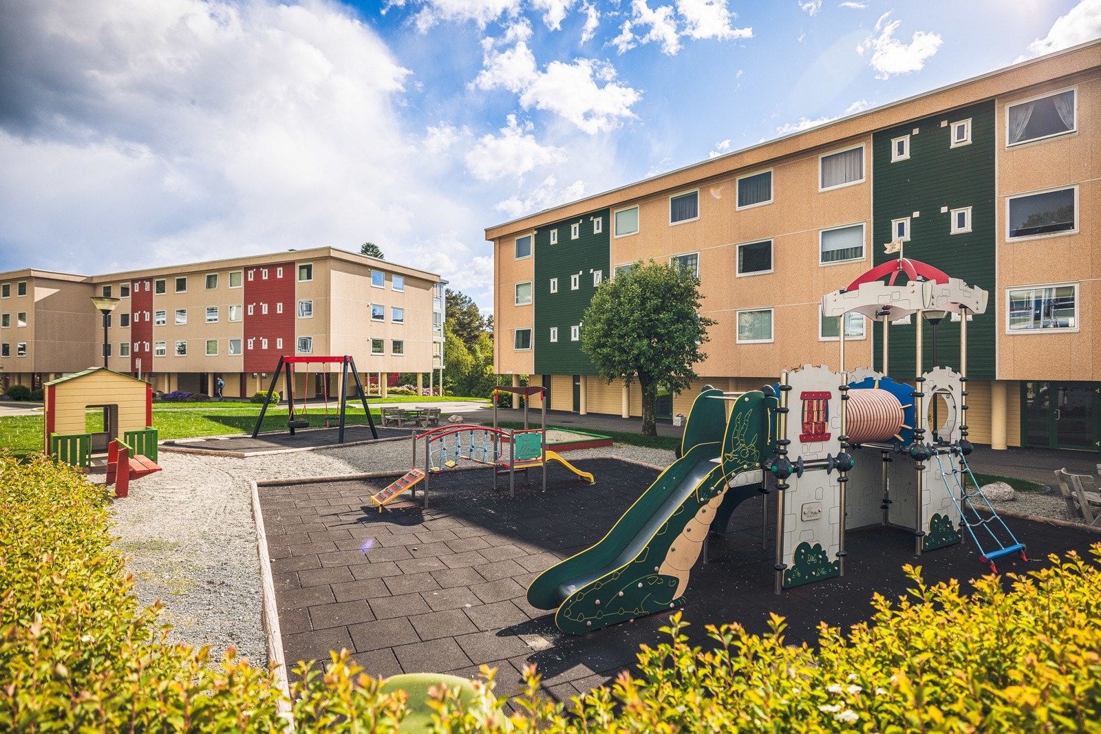 Minken borettslag består av 154 leiligheter i lavblokk med lekeplasser og store grøntarealer. Galleribilde