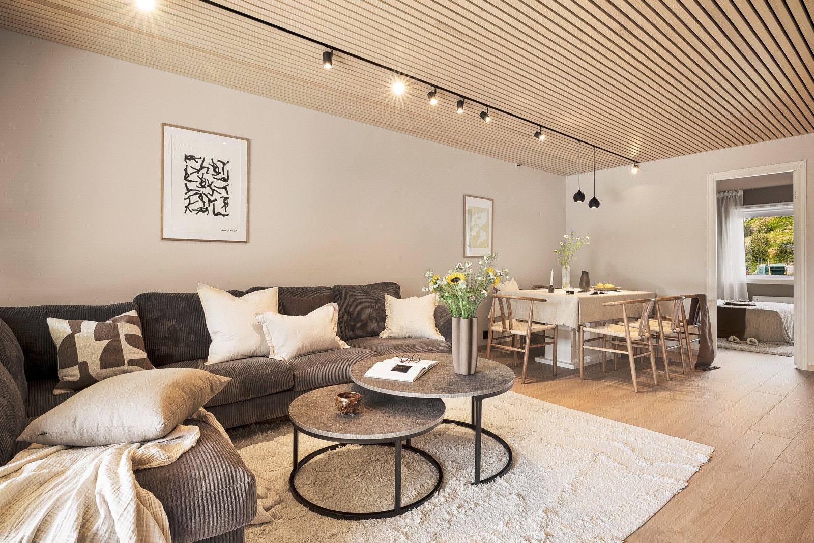 I tillegg til den favoriserte sofakroken har du god plass til spisebord. Galleribilde