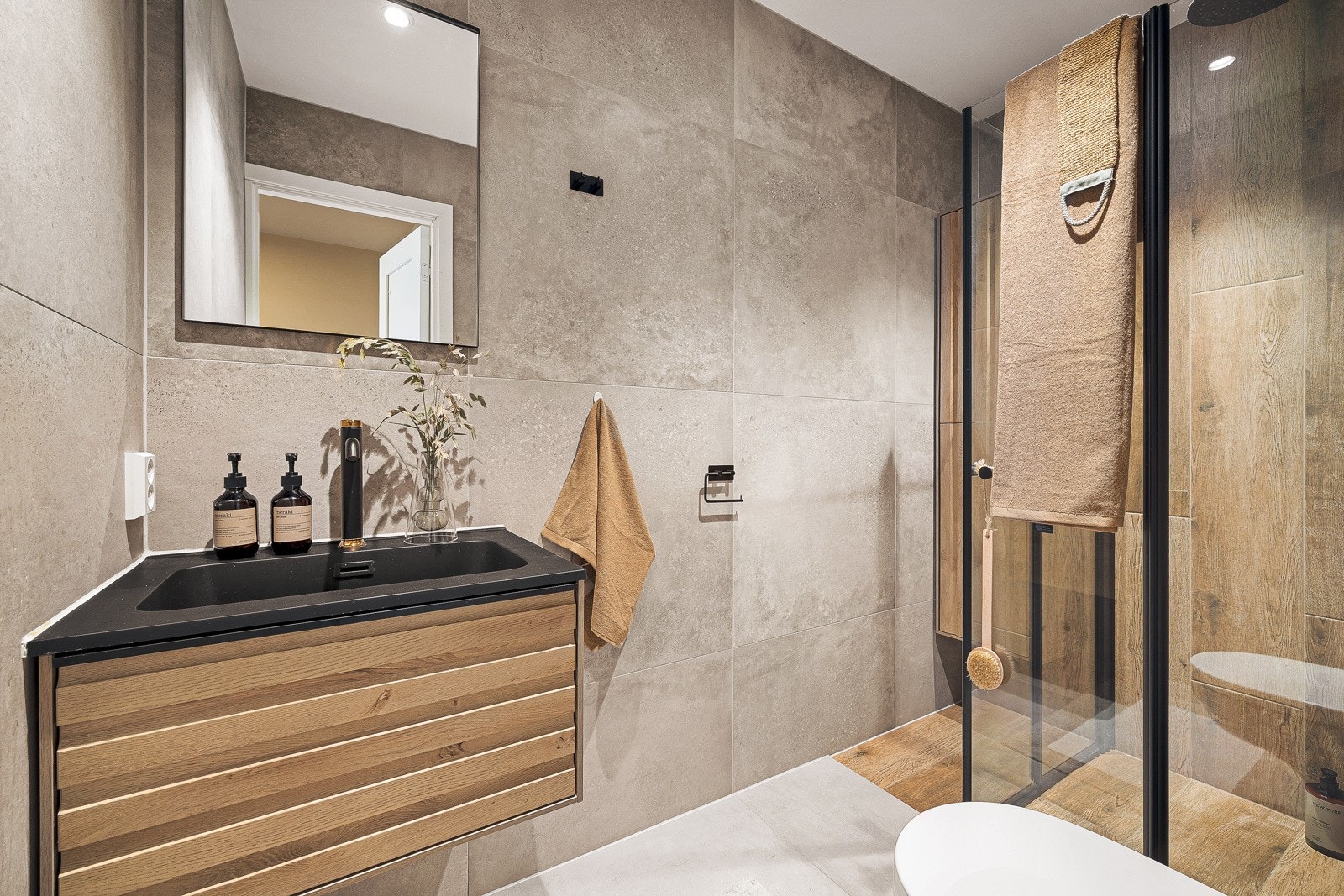 Badet er pusset opp i 2024 og har svært god standard. Galleribilde