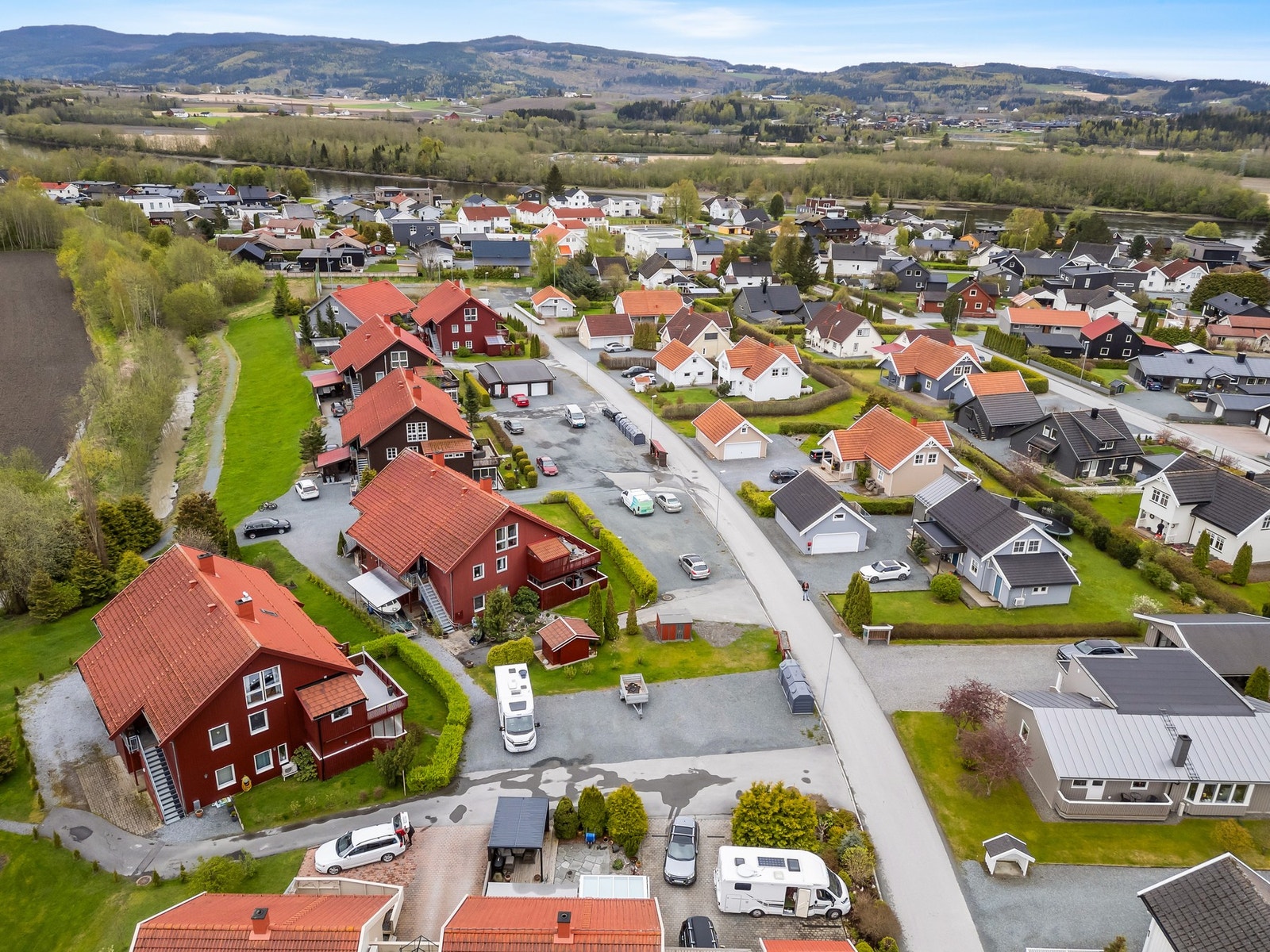 Eiendommen ligger i en blindvei med kort gangavstand inn til sentrum. Galleribilde