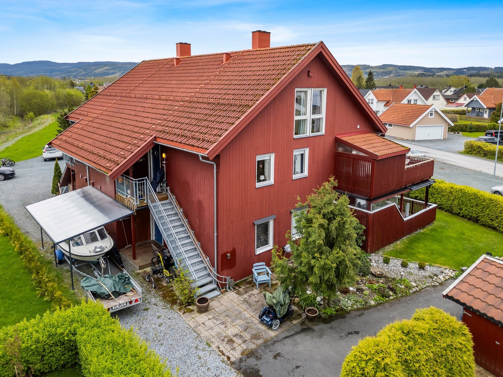 Inngangsparti. Du kommer deg "tørrskodd" inn til boden som ligger ved inngangsdøra til leiligheten. Ligger også en utvendig bod på bakkeplan(ned til høyre). Galleribilde