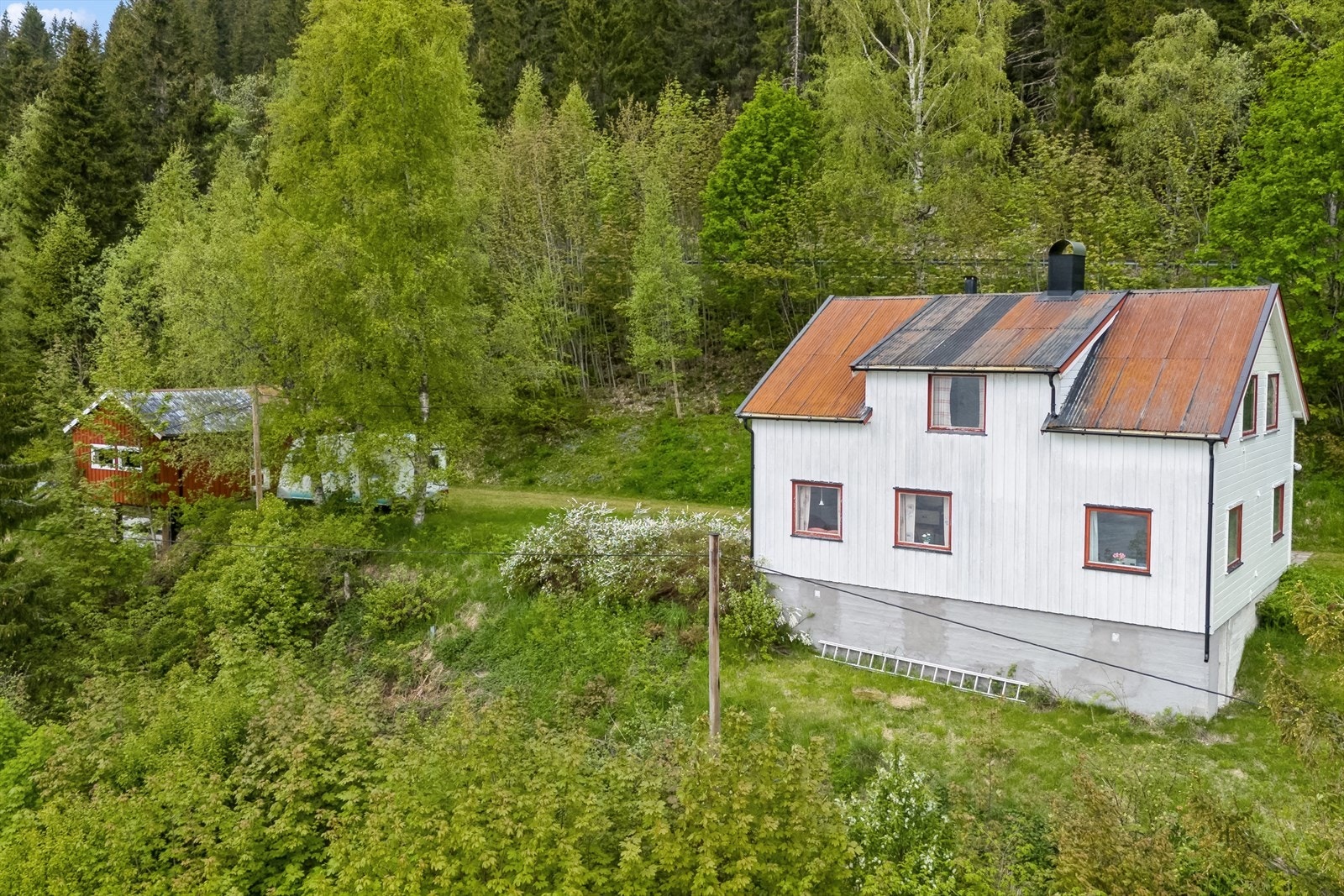Eiendommen strekker seg helt ned til sjøkanten og er på hele 3 448m². Galleribilde