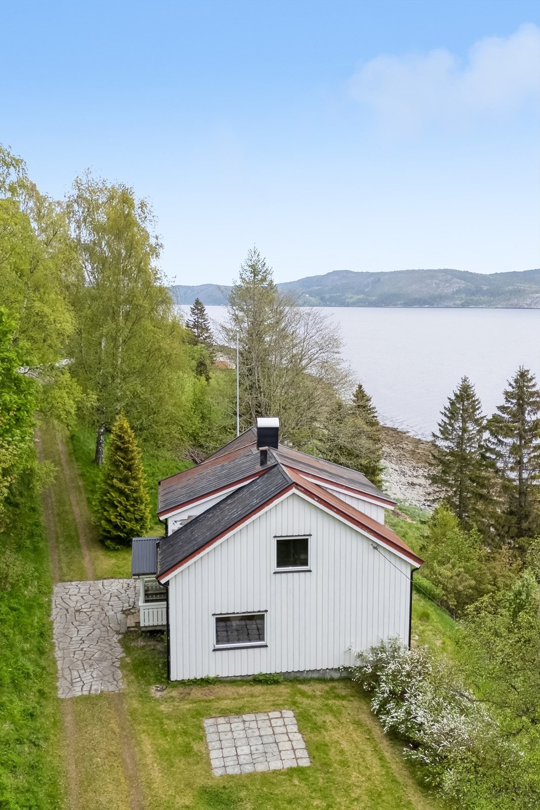 Fra boligen bruker man ca. 1 time til Steinkjer og ca. 2 timer til Trondheim Galleribilde