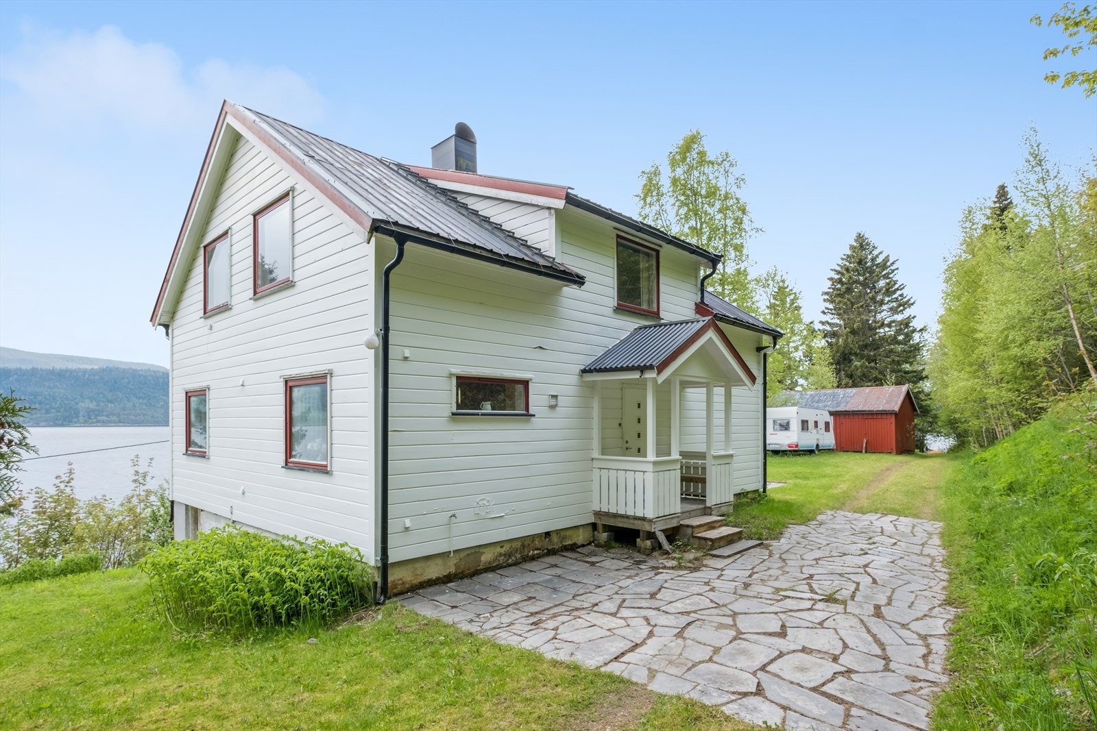 Velkommen til Verrastrandvegen 1760 - en idyllisk eiendom helt nede ved sjøkanten i Verrastranda! Galleribilde
