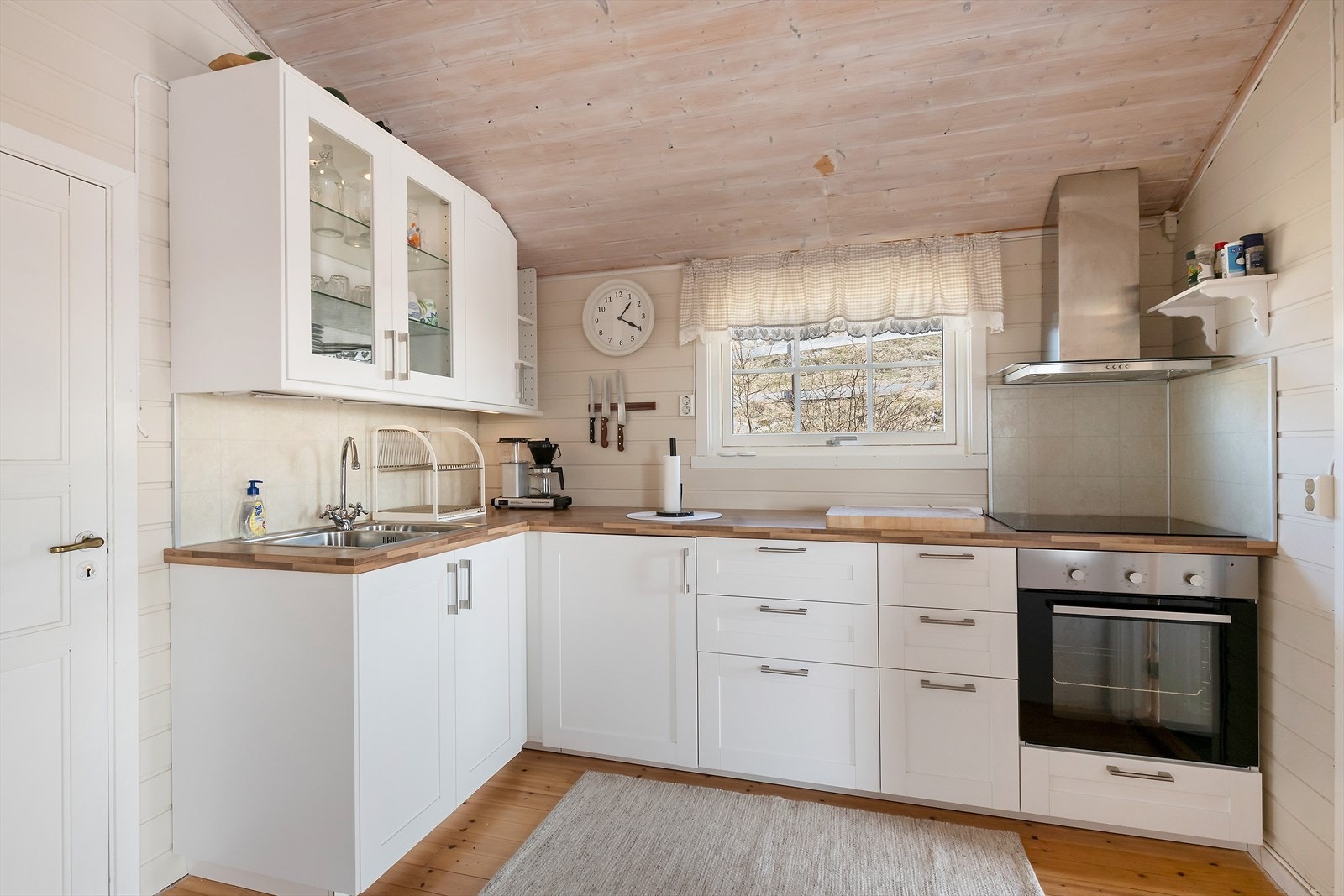 Pen kjøkkeninnredning med profilerte fronter fra IKEA som ble montert i 2016. Galleribilde