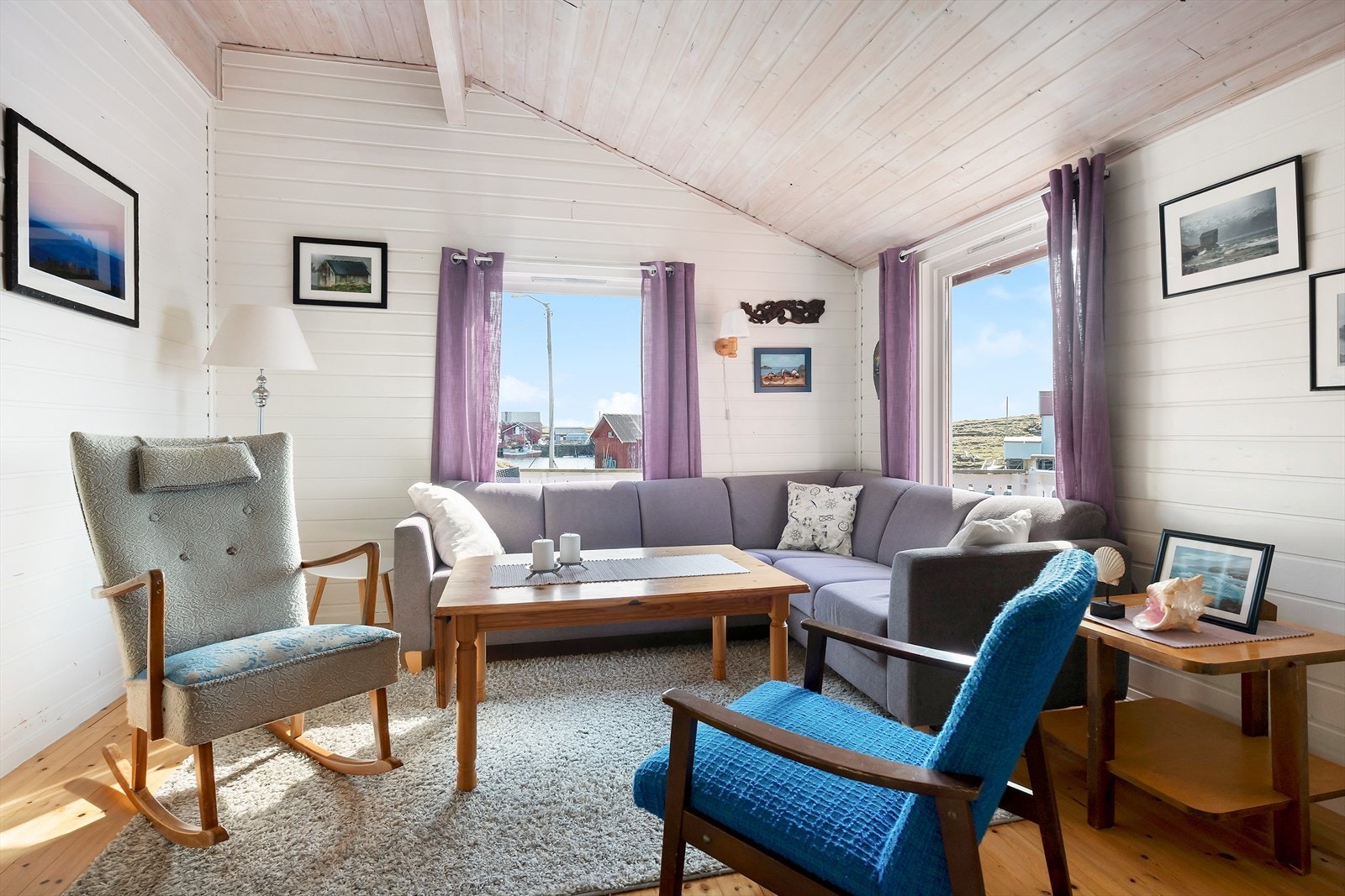 Tregulv og malt panel gir hytta en sjarm og er enkel å innrede. Galleribilde