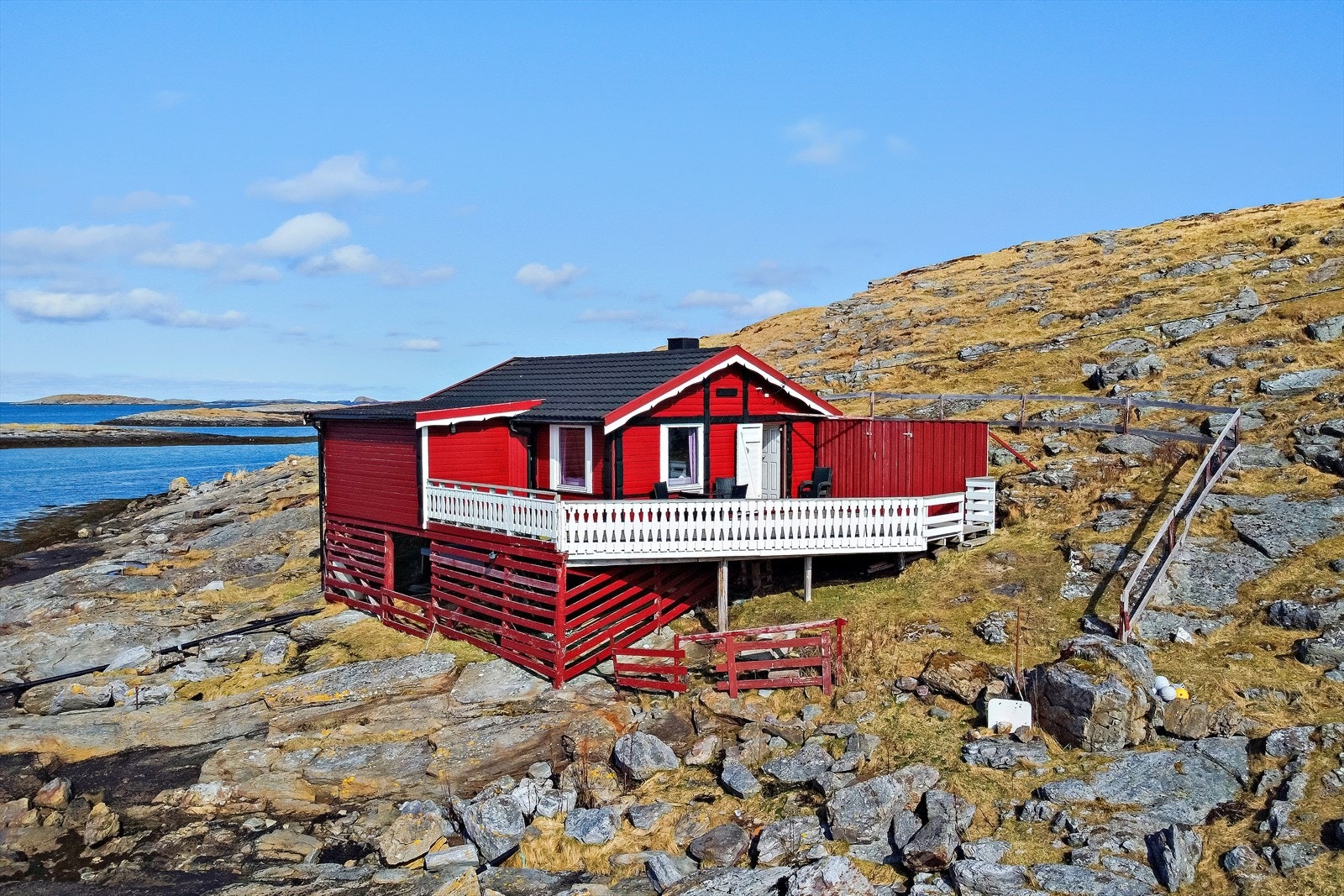 Hytta ble oppført i 1992 og har et internt bruksareal på 54m2. Galleribilde