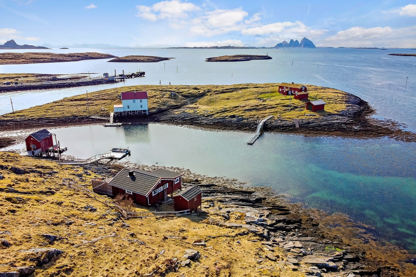 REDE Eiendomsmegling ved Roger Clausen ønsker velkommen til Hestøyveien 46. Galleribilde