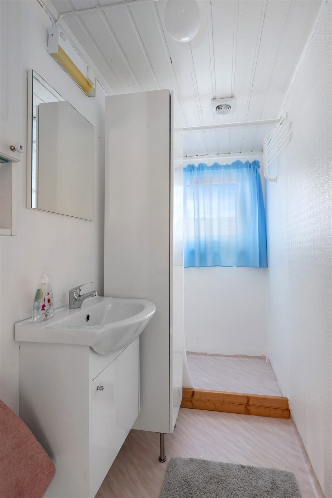 Badet er innredet med servant og dusjnisje. Galleribilde