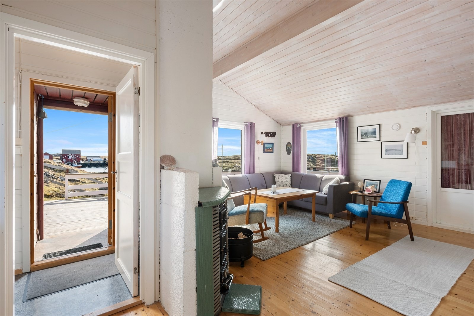 Via et mindre vindfang kommer du til en gang - her er det plass til oppbevaring av sko og yttertøy. Galleribilde