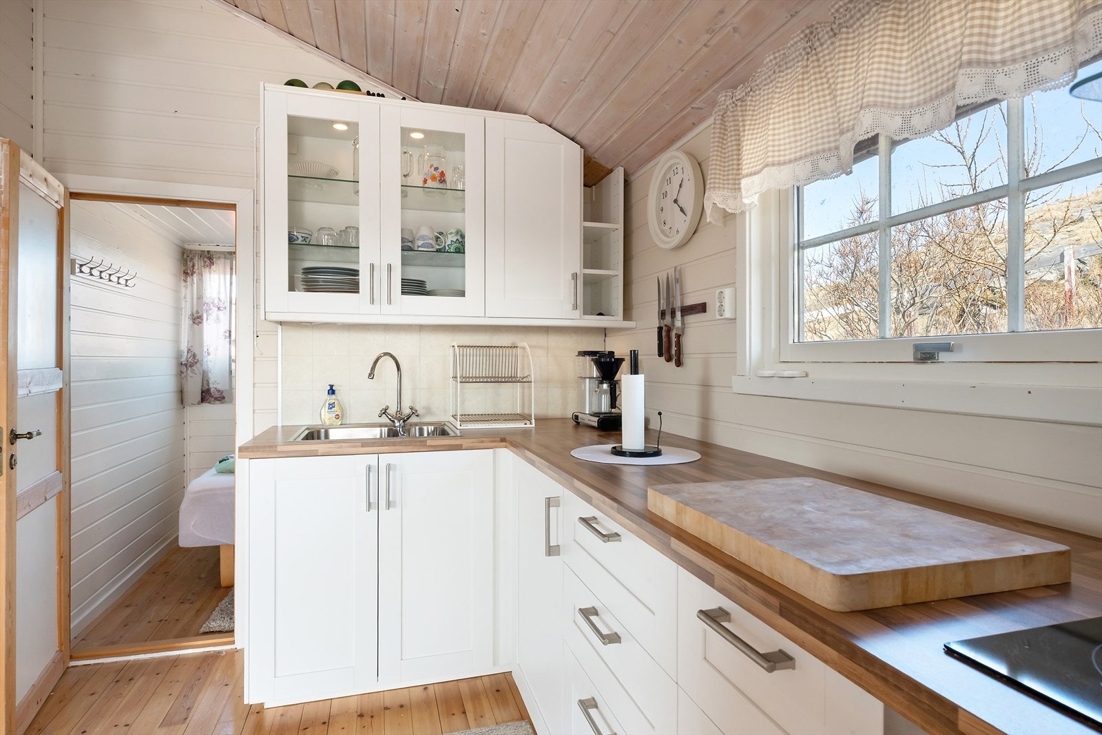 Innredet med oppvaskkum og skyllekum av stål med to-greps blandebatteri. Hvitevarer som integrert koketopp og stekeovn medfølger handelen. Galleribilde