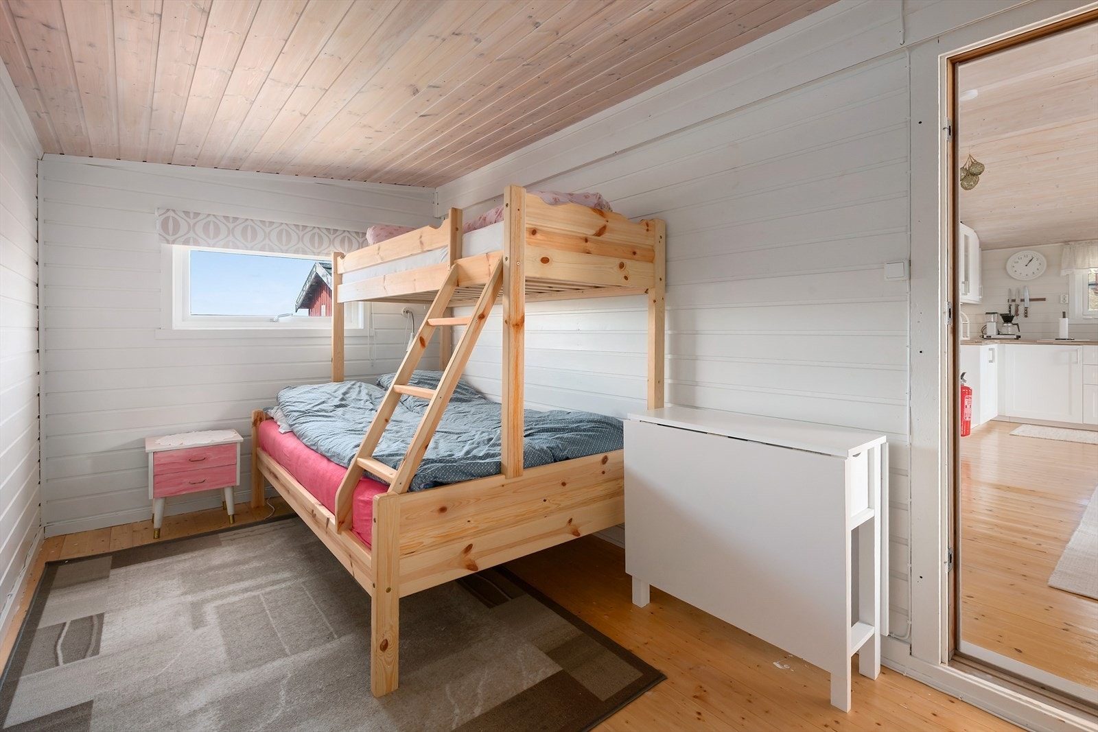 Et tilbygg på hytta fra 2004 inneholder et rom som har vært brukt som et tredje soverom (Tiltak ikke søkt godkjent) Galleribilde