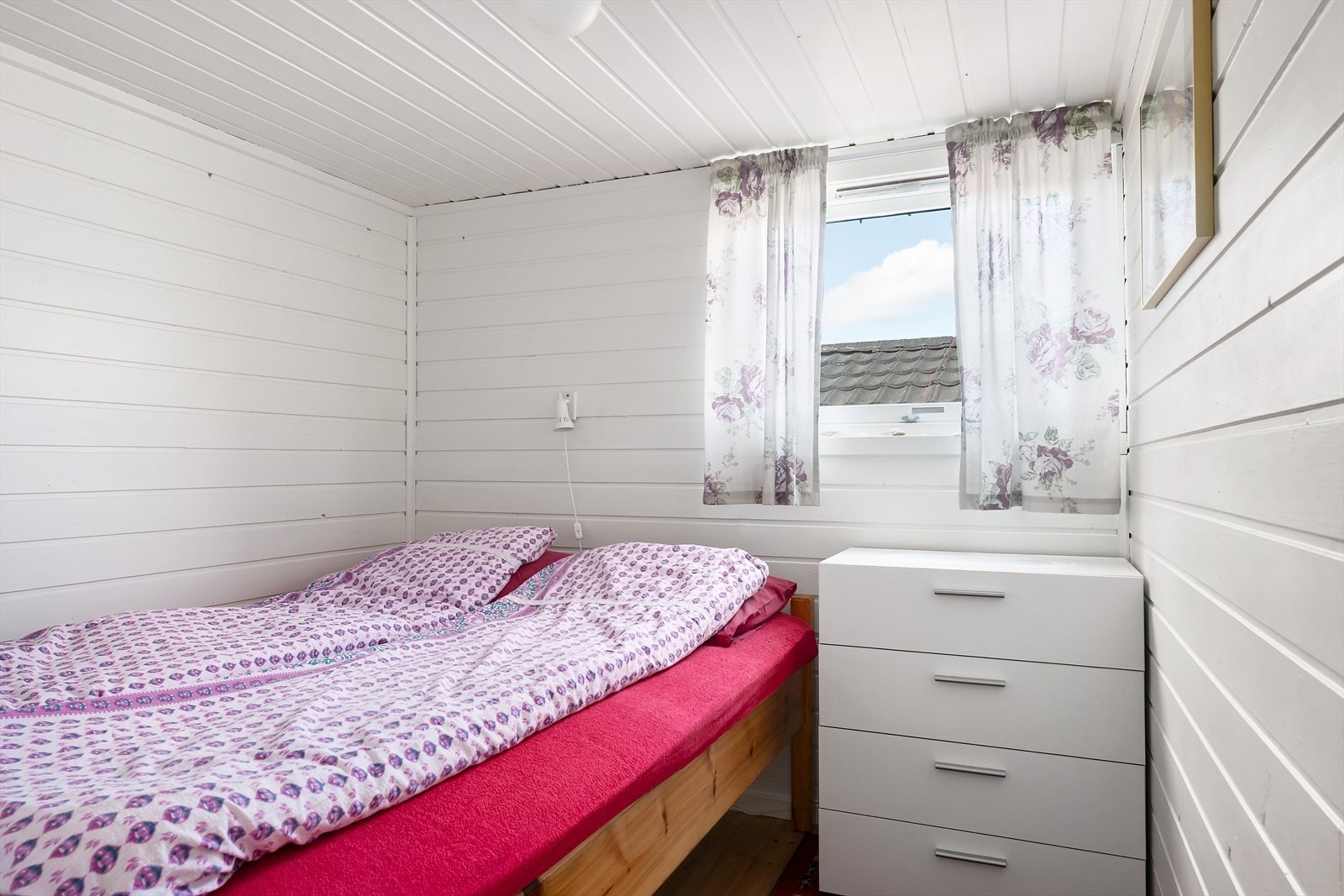 Soverom av grei størrelse med plass til en mindre dobbeltseng og garderobeløsning. Galleribilde