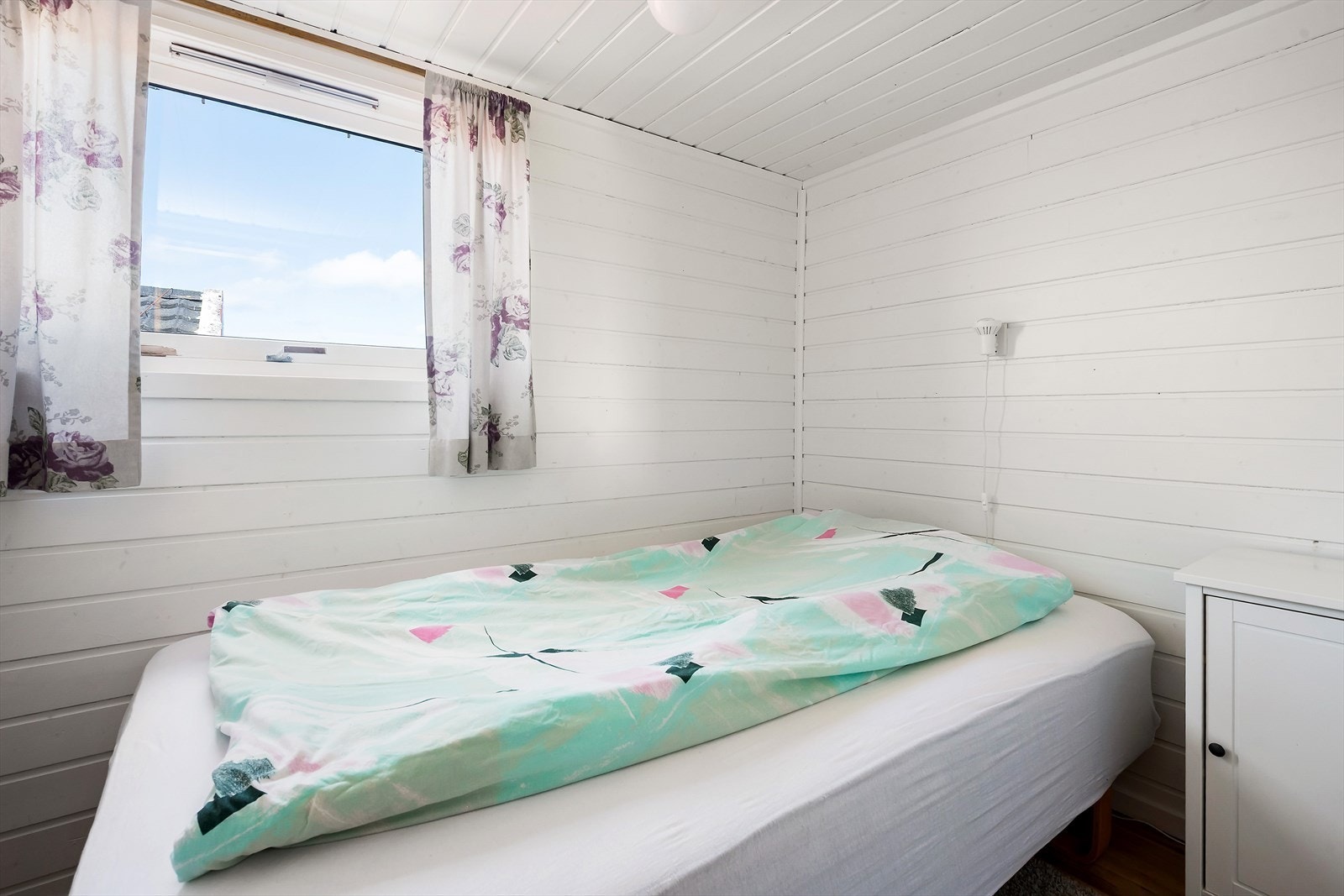 Dette gir både komfort og praktisk oppbevaringsplass, enten du bruker hytta til helgeutflukter eller lengre opphold. Galleribilde