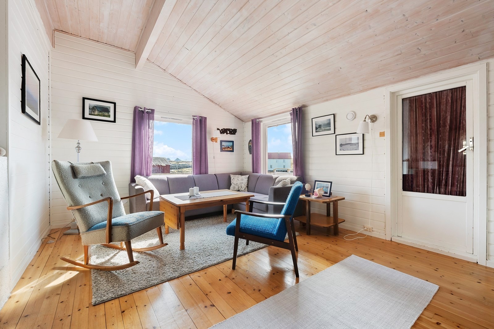 Hyggelig stue med god takhøyde og vindu på hver side så den flotte utsikten kan nytes fra sofakroken. Galleribilde