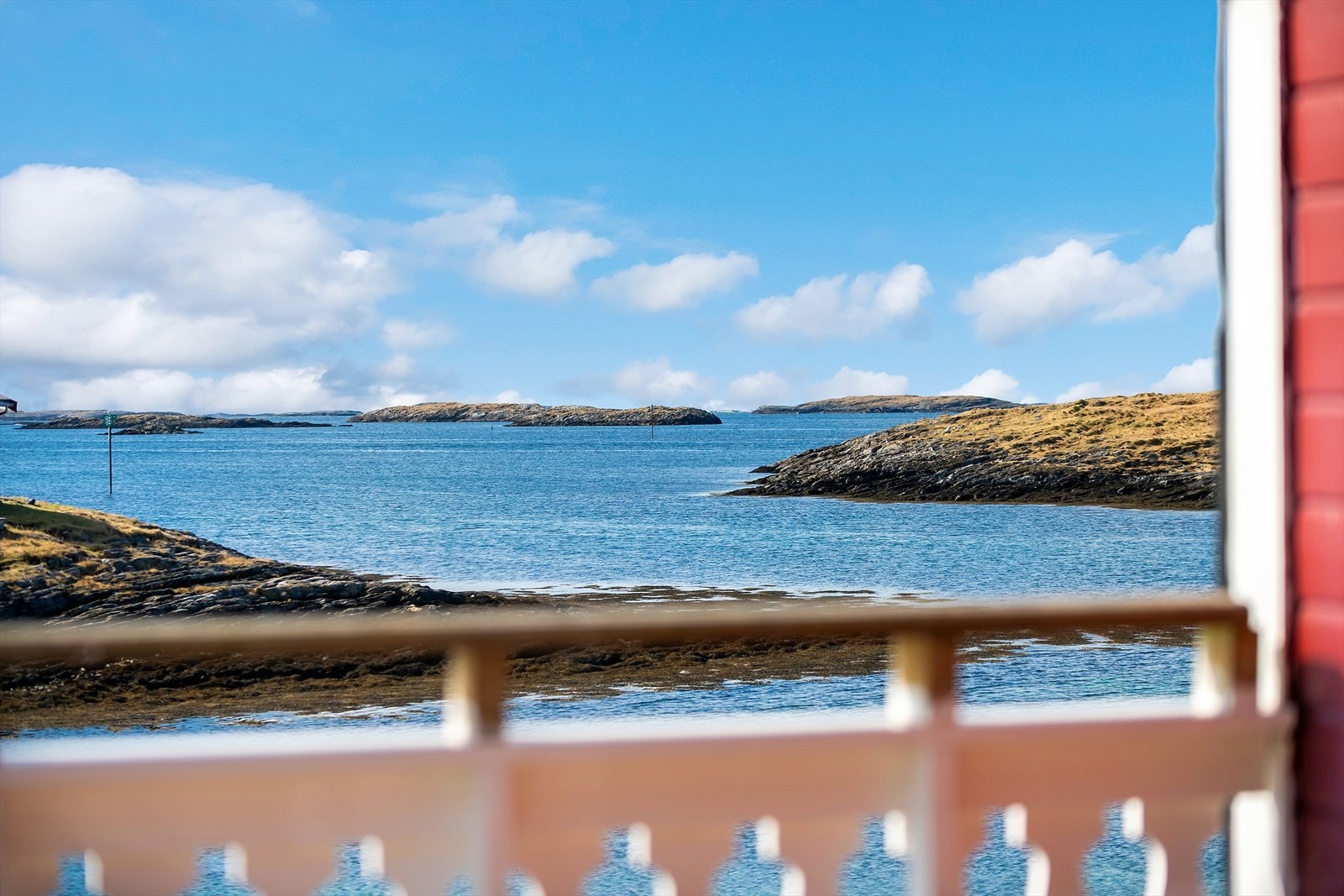 På Nord-Sommarauken er det kun to fritidsboliger hvorav respektive fritidsbolig ligger lengst vest/ytterst. Galleribilde