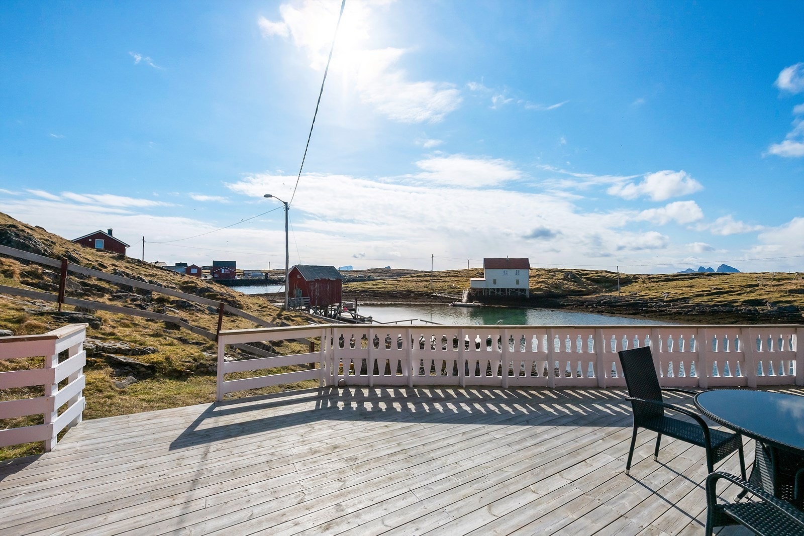 Fra terrassen er det utsikt mot Lovund, Sanna og fjorden. Galleribilde