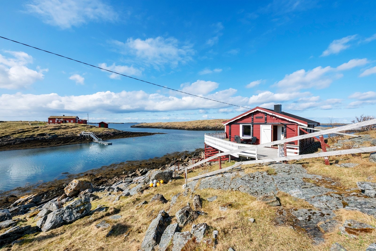 Både lokalbåt og bilferge sørger for at øya har god kommunikasjon med resten av Træna og fastlandet. Galleribilde