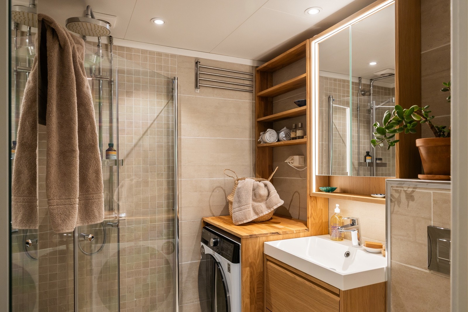 I 2024 ble det montert ny servant og etablert opplegg for vaskemaskin med plassbygget benkeplass. Galleribilde