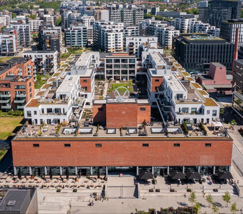 Vinslottet er en kort spasertur unna med butikker og spisesteder. Kort vei til Carl Berner med Oslos nye storstue Carls. Galleribilde