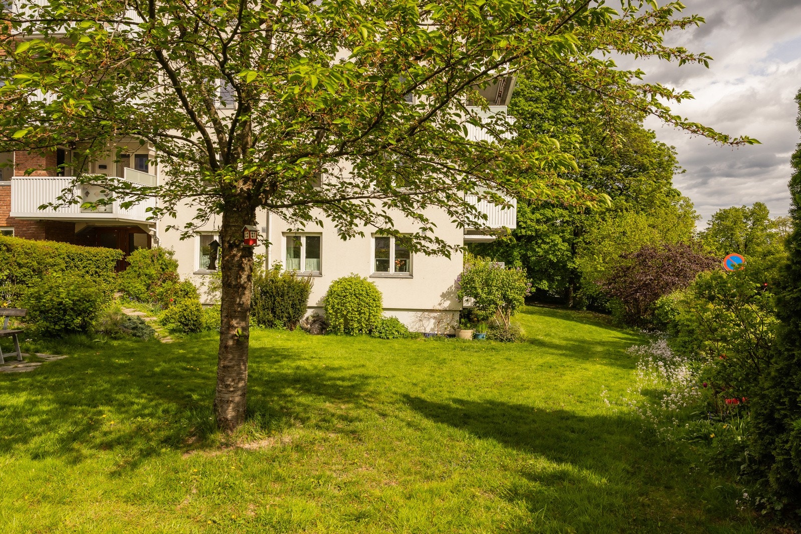 Felles hage brukes jevnlig av beboerne i blokken til familieselskap, grilling og hyggelige sammenkomster. Galleribilde