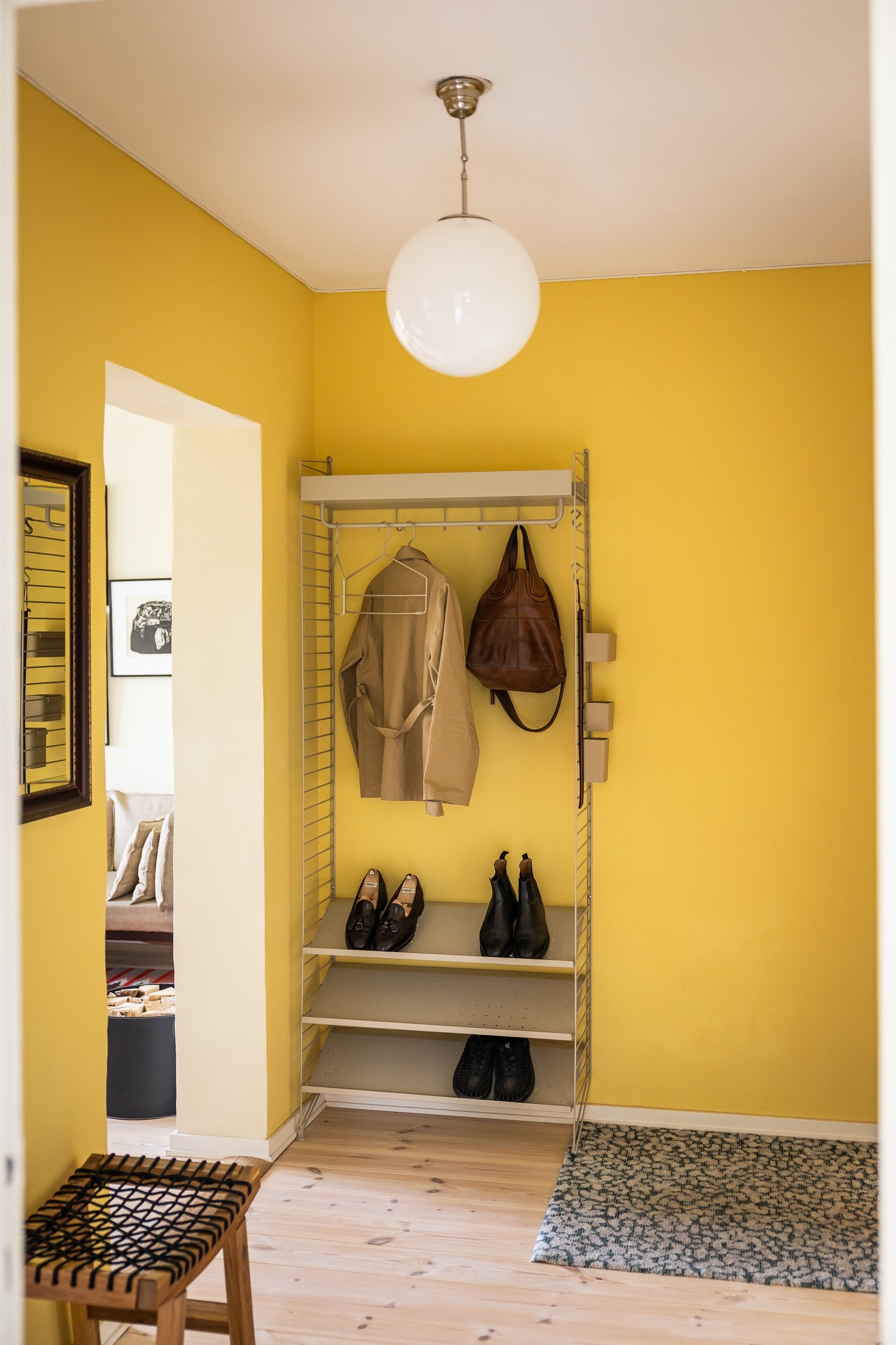 I entréen er det et originalt plassbygget skap for enkel oppbevaring. Galleribilde