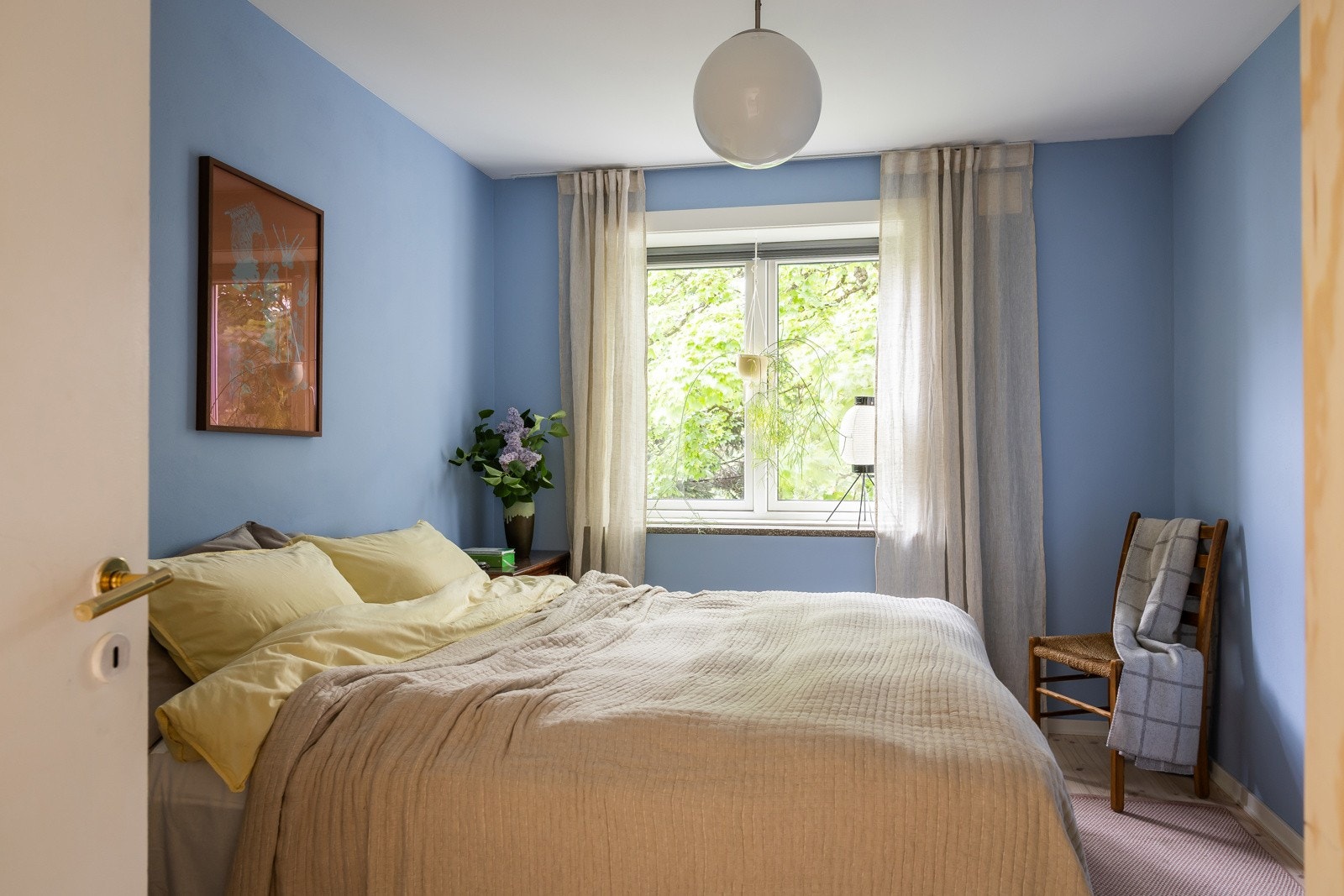 Begge soverom har god størrelse og sjarmerende furugulv, som er gjennomgående for boligen. Galleribilde