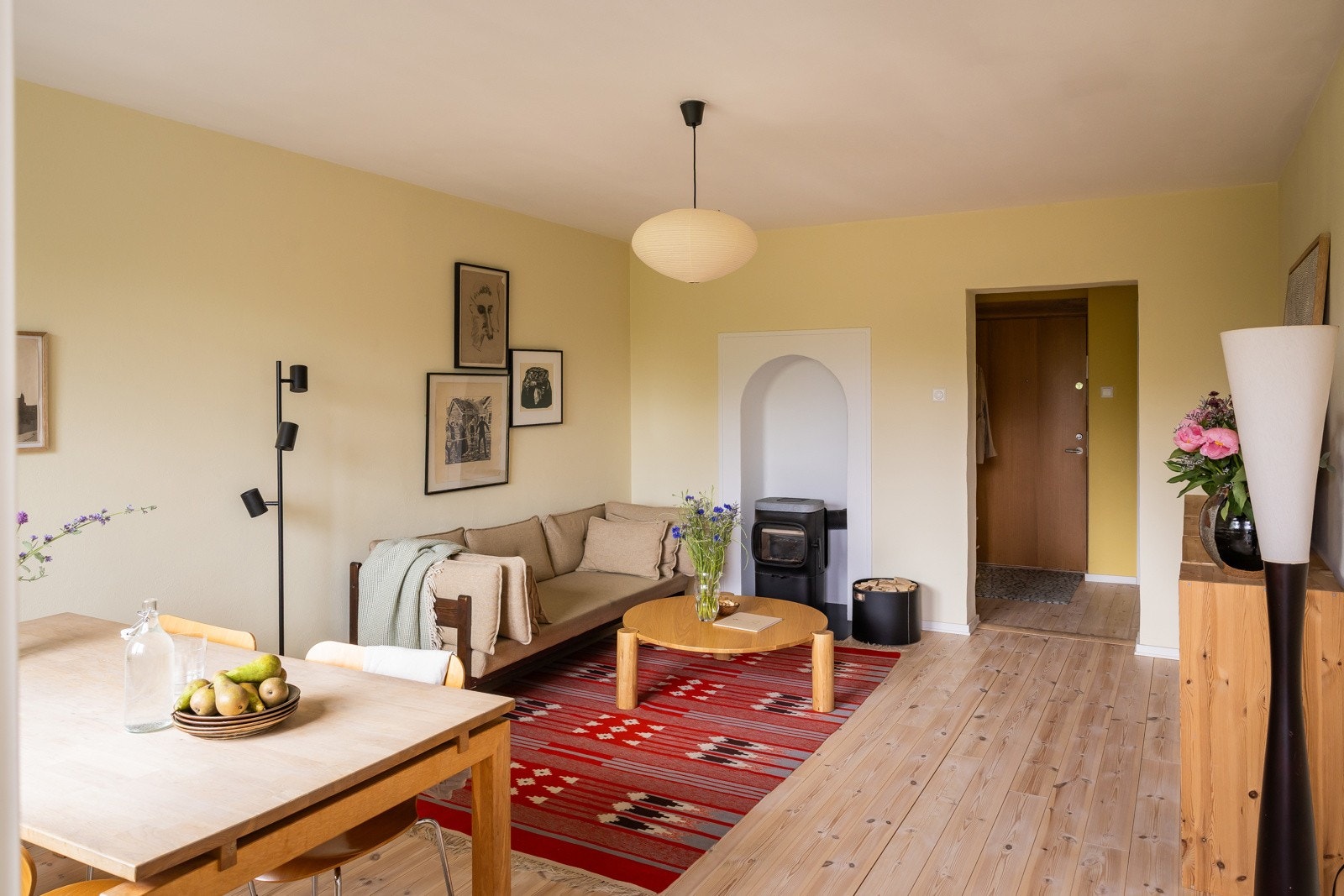 Hjørneplasseringen gir ekstra gode lysforhold. Naturlig plassering av både sofagruppe og spisebord. Galleribilde