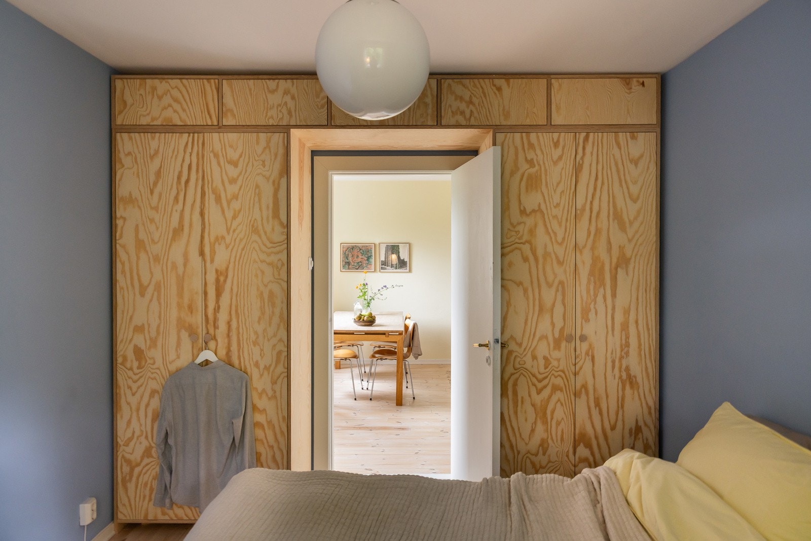 Plassbygget garderobeskap på hovedsoverom i furufiner med innebygd belysning - tegnet av selger som er arkitekt. Galleribilde