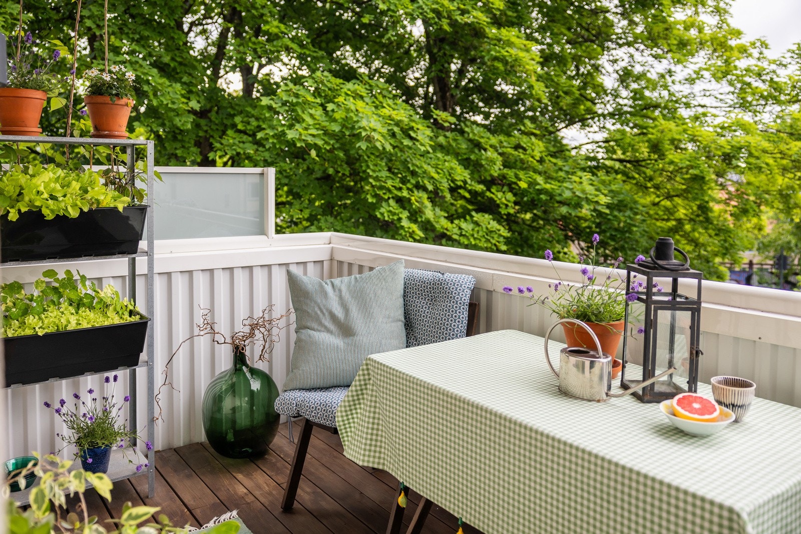 sørvendt balkong på ca. 6 kvm med tregulv, utelampe og stikkontakt. Galleribilde