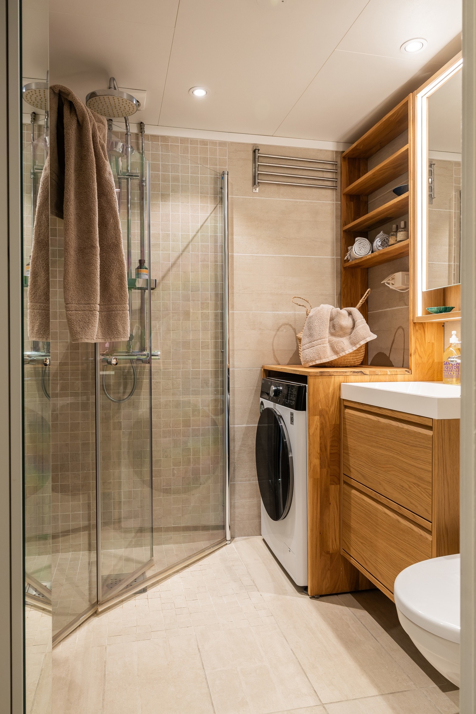 Badet ble oppusset i regi av borettslaget i perioden 1996 - 99, med bl.a. nytt sluk og membraner, samt fliser m.m. Tidligere eier har i ettertid modernisert med flis på eksisterende fliser. Galleribilde