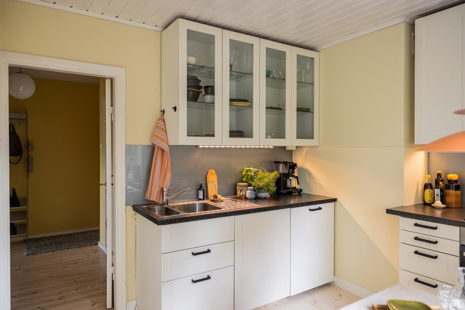 Oppusset i regi av tidligere eier i 2016 med hvite, glatte fronter og glassfelt over oppvaskkum. Galleribilde