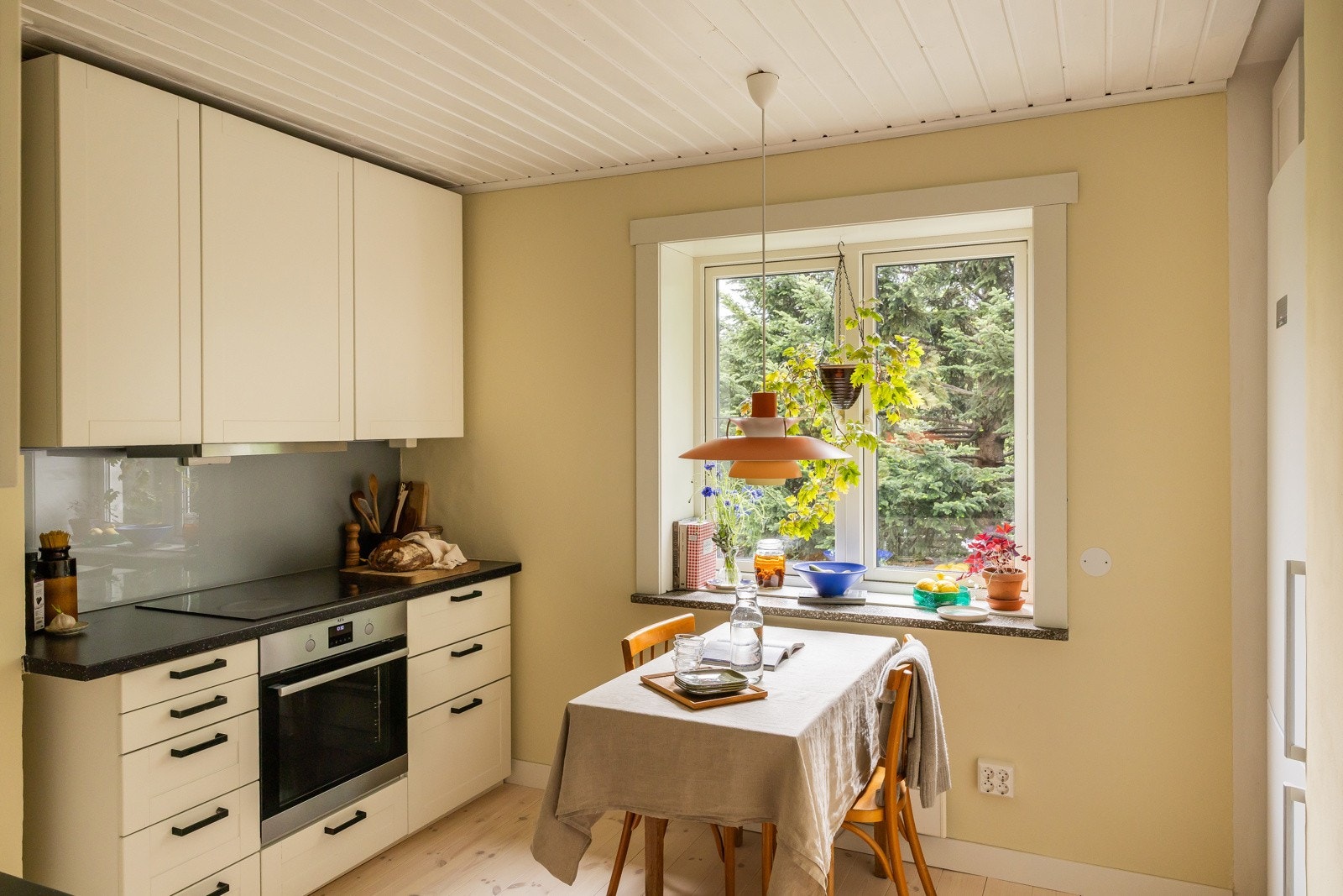 Kjøkkenet (IKEA) har integrerte hvitevarer som platetopp, oppvaskmaskin (2021) og stekeovn (2025). Kjøleskap fra 2021. Selve innredningen har fått tilstandsgrad 1 i tilstandsrapporten Galleribilde