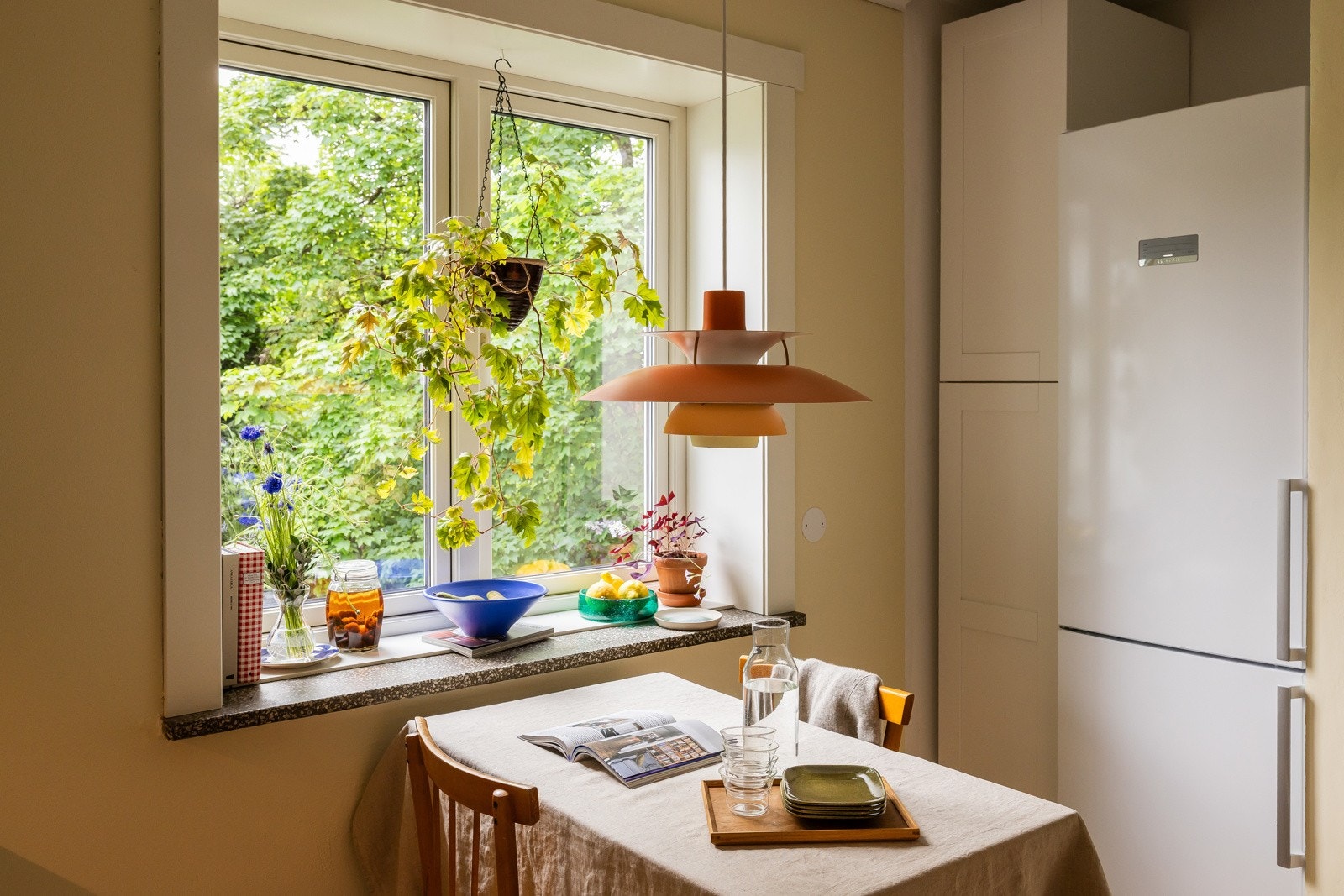 Mulighet for sitteplass ved vindu med morgensol. Dype vinduskarmer i samtlige rom er både praktisk og dekorativt. Galleribilde