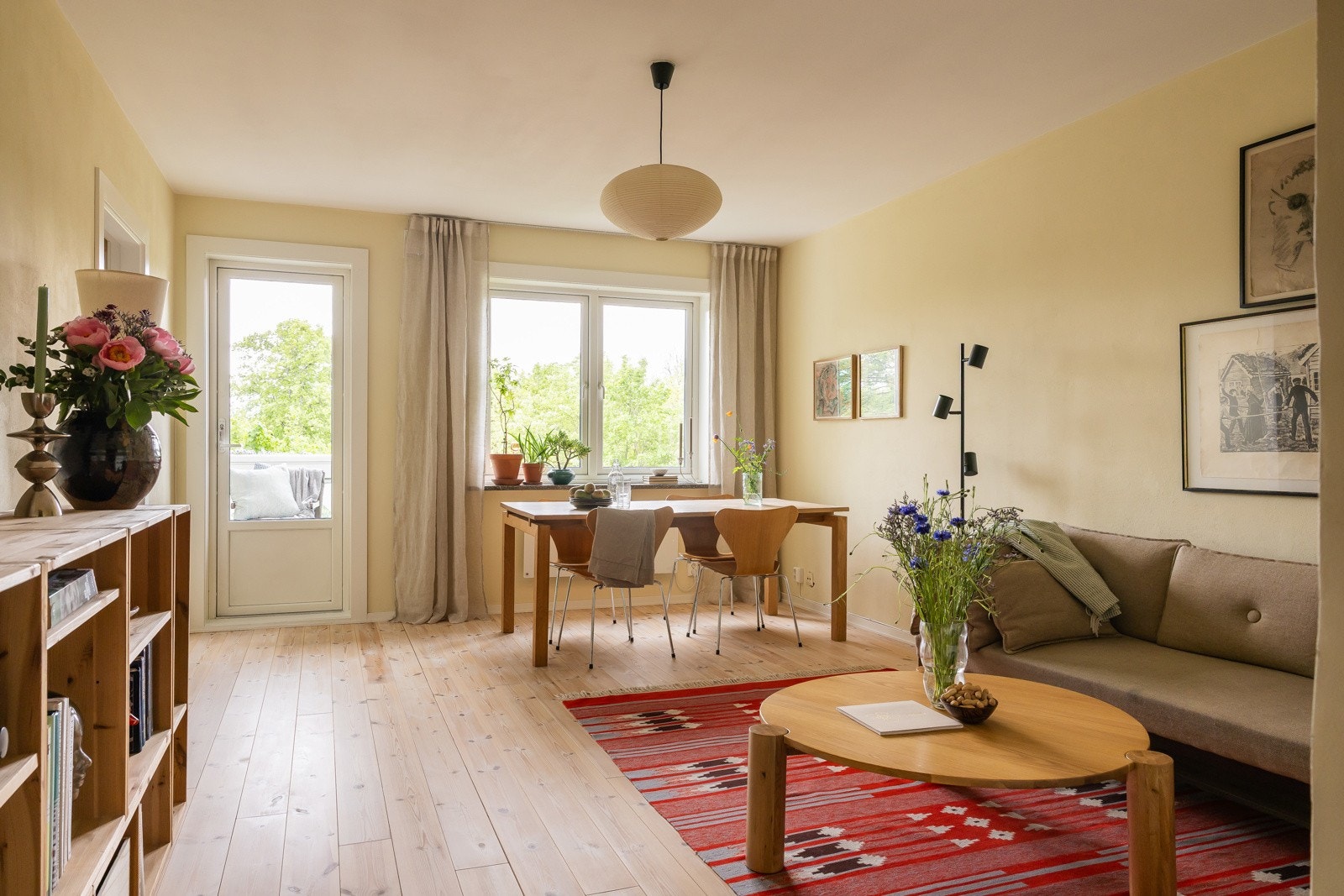 Boligen er oppgradert av dagens eier, med sjarmerende heltre furugulv og mineralsk silikatmaling. Galleribilde