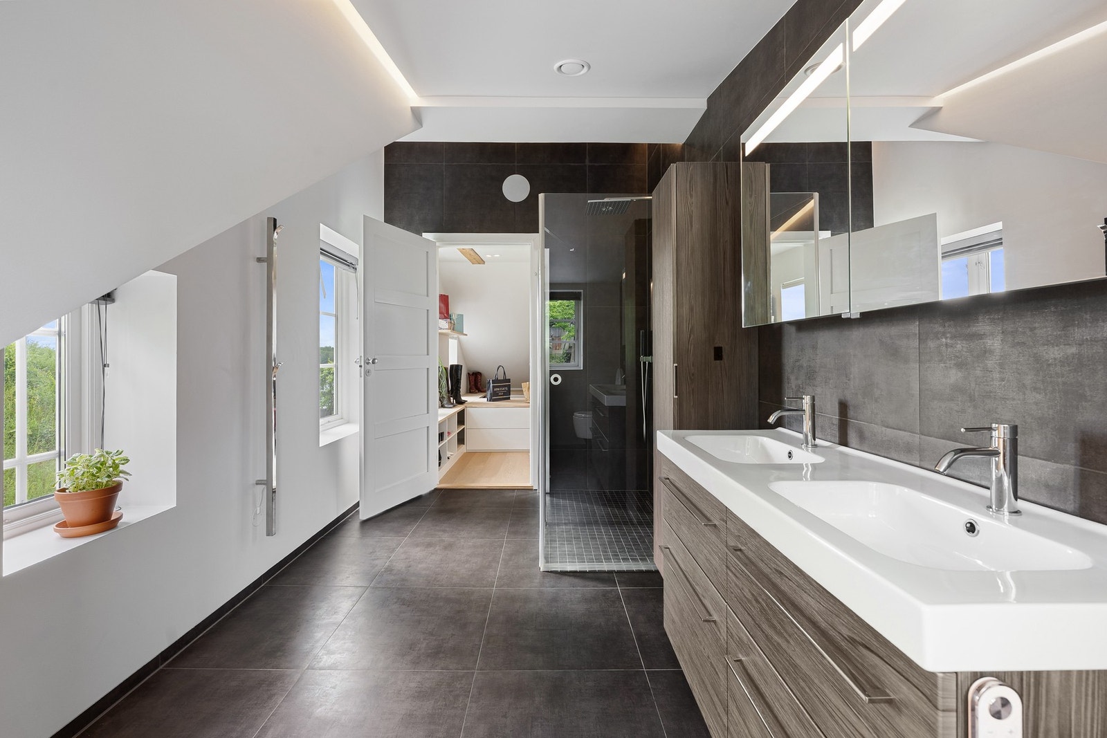 Tidsriktig innredet med høy kvalitet på materialvalg og utstyr Galleribilde