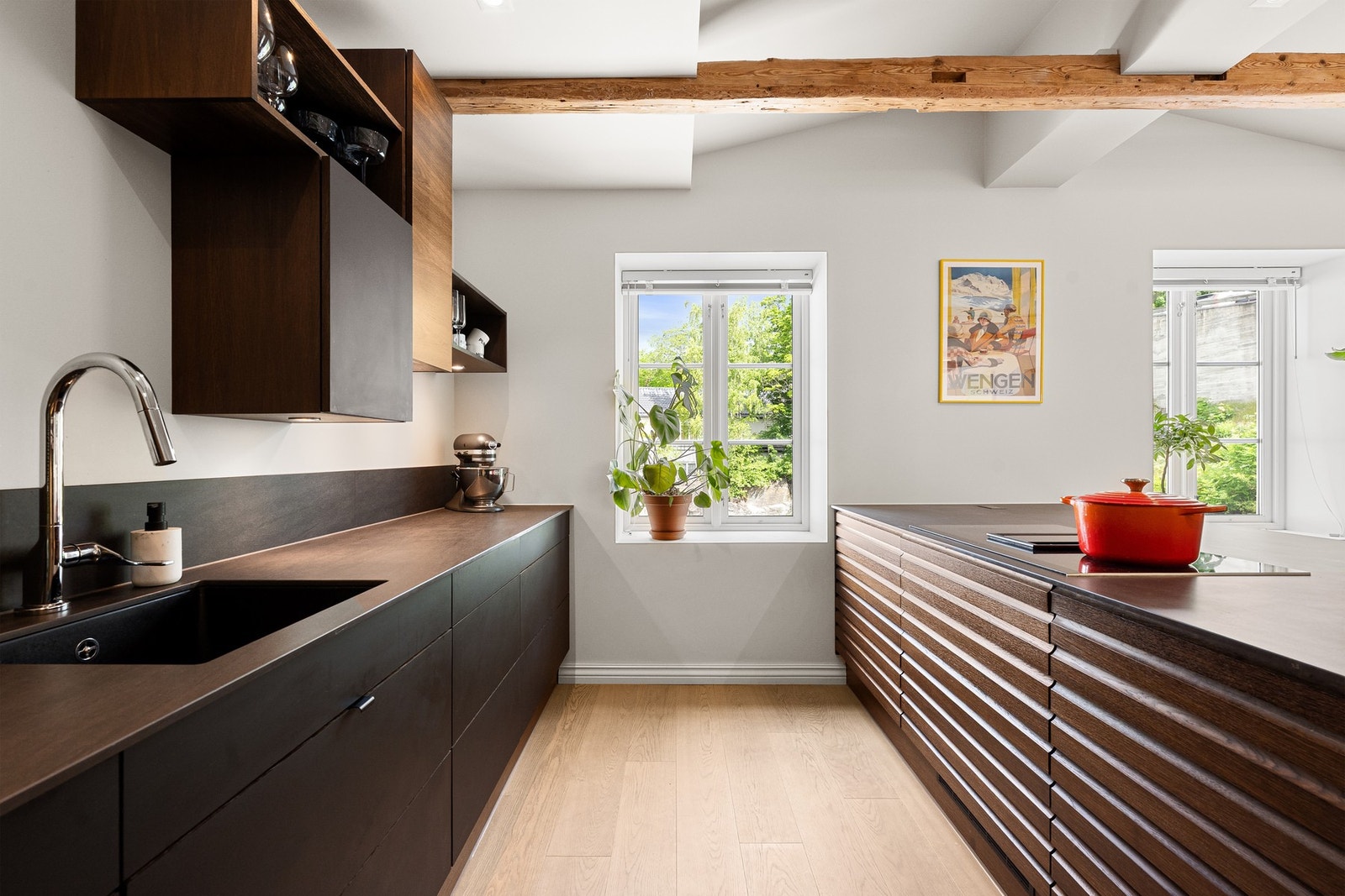 Tidsriktig innredning med benkeplate i kompostitt Galleribilde