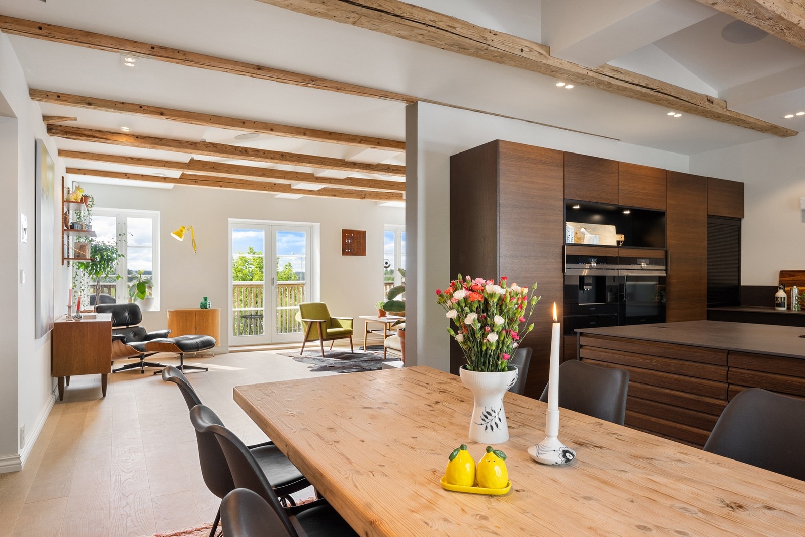 Åpent og luftig oppholdsrom med stue, spisestue og kjøkken Galleribilde