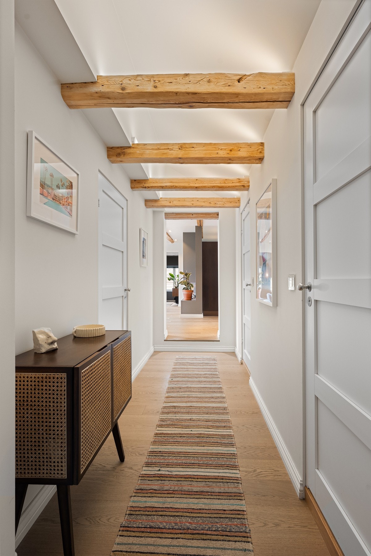 Downlights og fast belysning i de fleste rom. Galleribilde