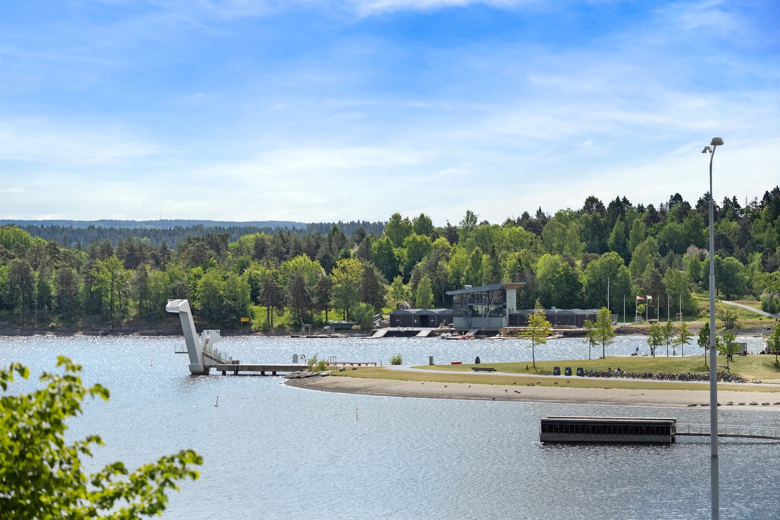 Bygget ligger i første rekke mot sjøen (E18 passerer foran) Galleribilde