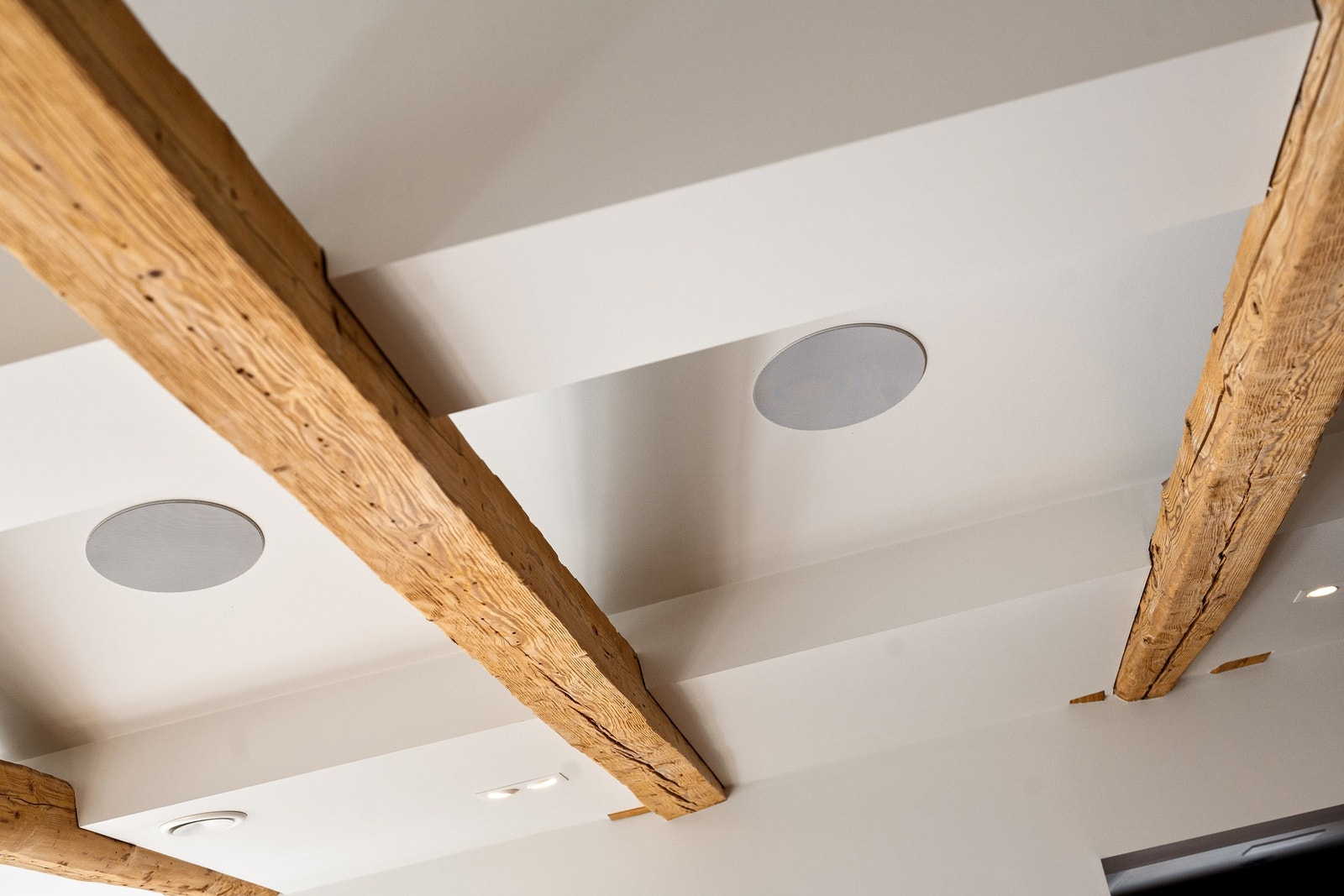 Komplett musikkanlegg med høyttalere i flere rom medfølger Galleribilde