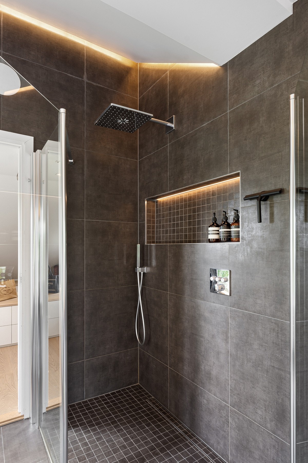 Lekre fliser og stilfull belysning Galleribilde