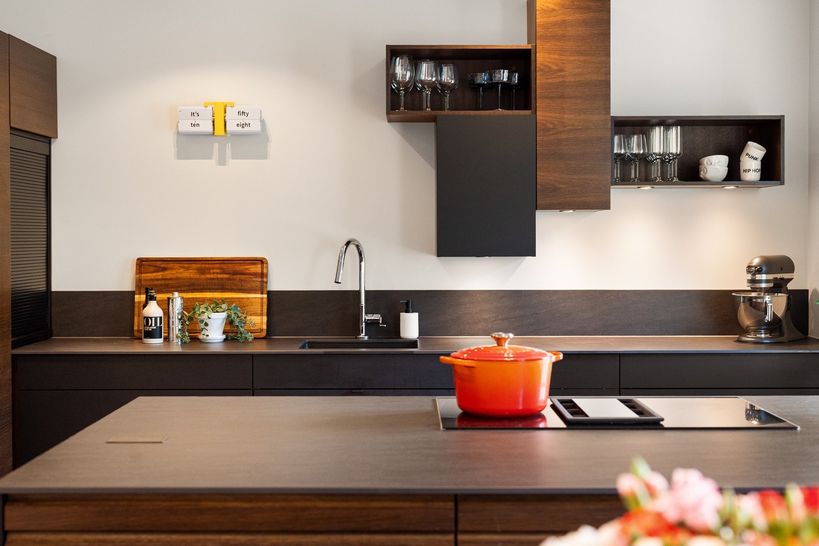 Stor, sosial kjøkkenøy med god oppbevaringsplass Galleribilde