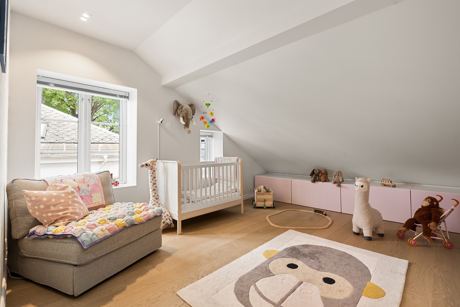 Lyst og romslig soverom 2 Galleribilde