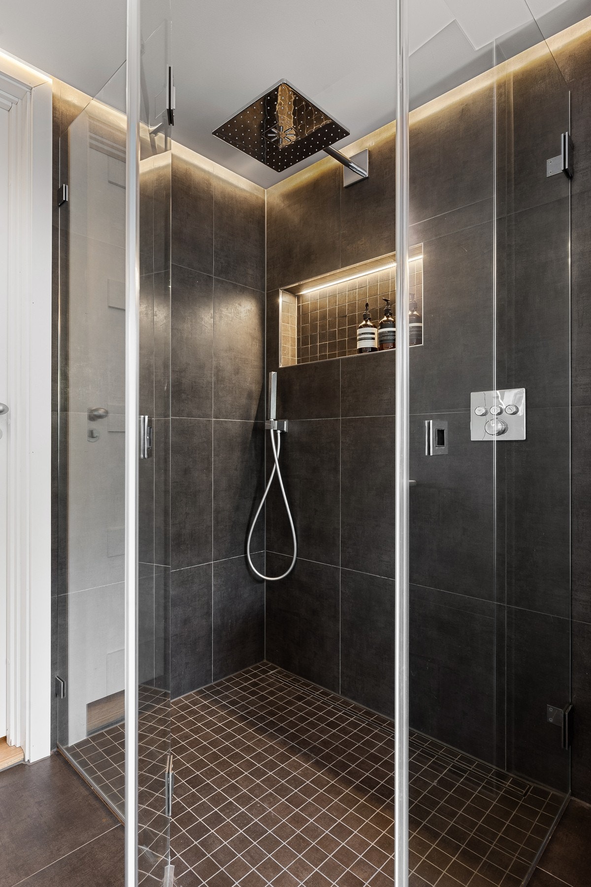 Integrert dusjutstyr og betjeningspanel Galleribilde