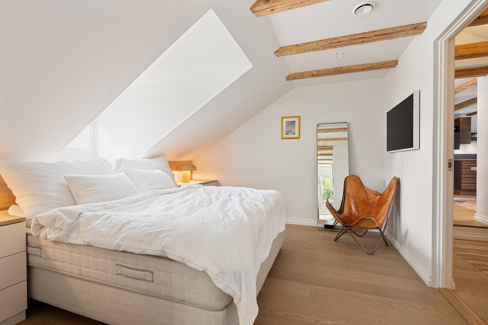 Lyst og fint hovedsoverom Galleribilde